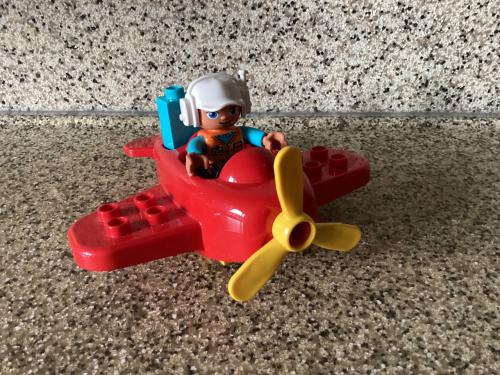 Lego.  Duplo. 16x rechthoekig 1x2x2. Vliegtuigje + autootje + bestuurders.