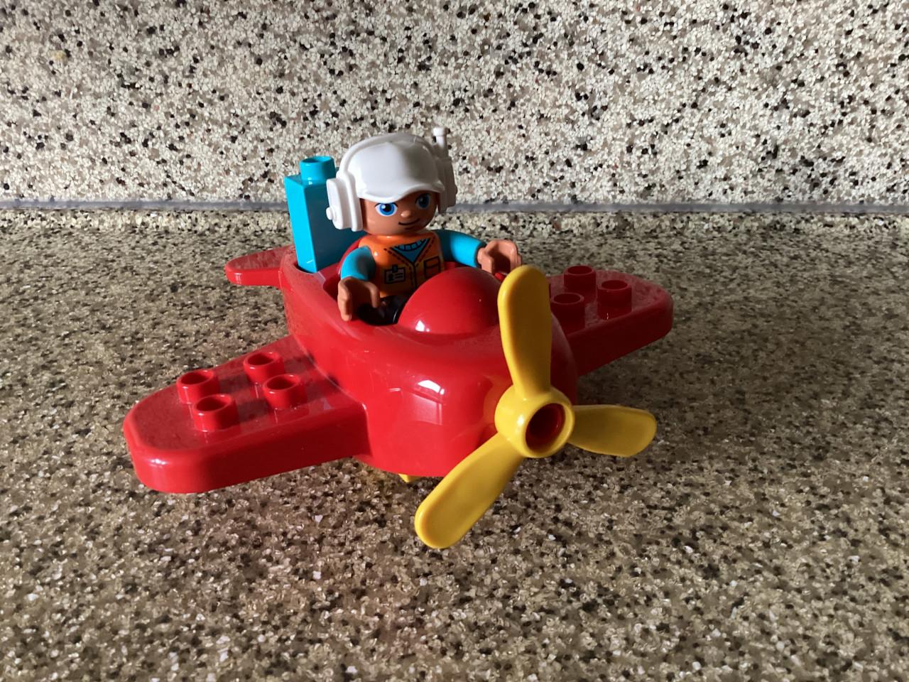 Lego.  Duplo. 16x rechthoekig 1x2x2. Vliegtuigje + autootje + bestuurders.