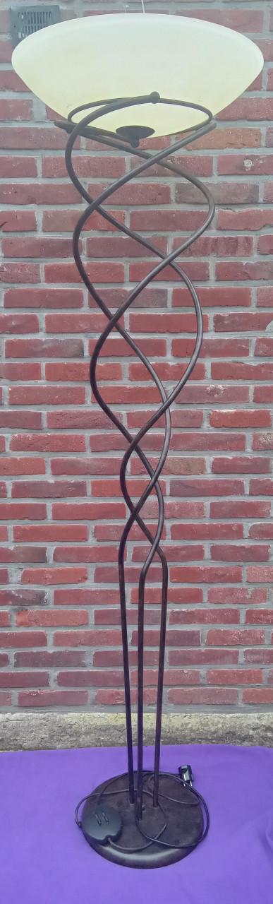 Sierlijke, staande design lamp