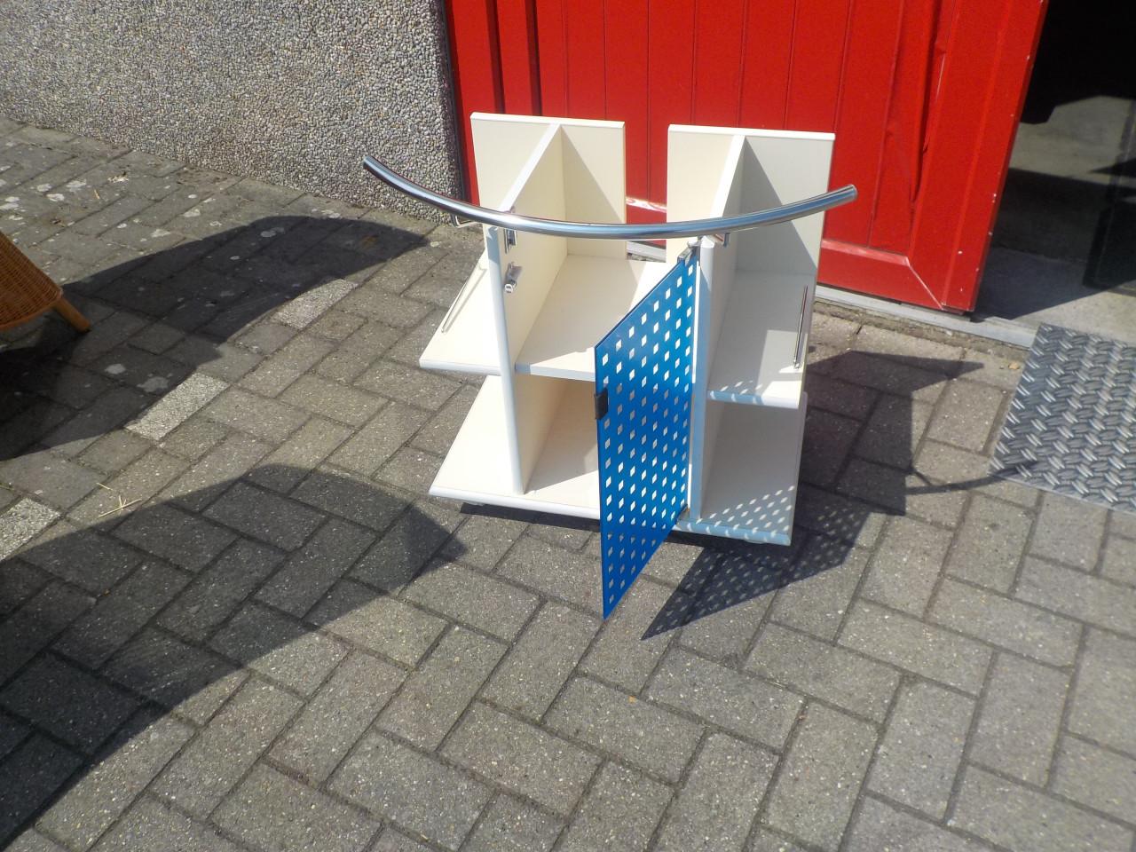 Leuk kastje voor onder de wastafel in vrijwel nieuw staat