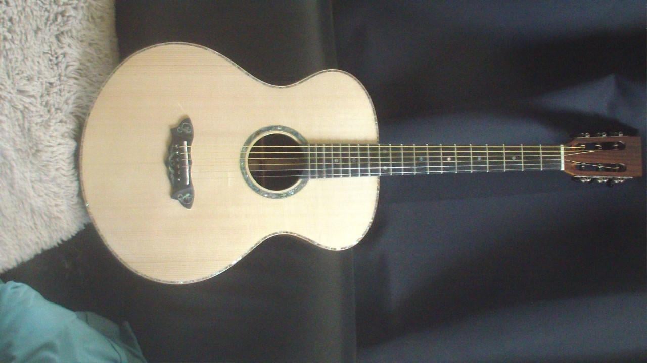 Prachtige handgemaakte GITAAR