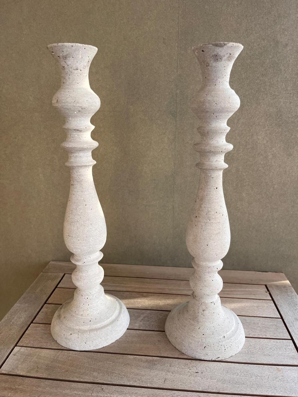 2 zware kandelaars