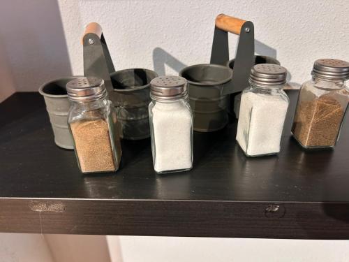 Landelijke Elegantie op Tafel: Complete Menage Kruidensets