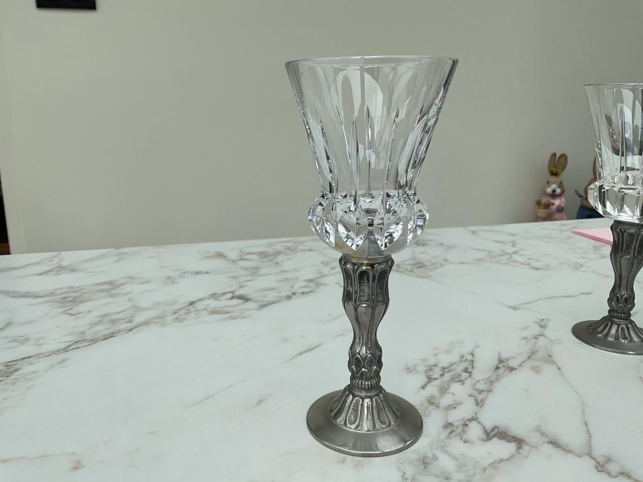 Oude glazen met tinnen voet