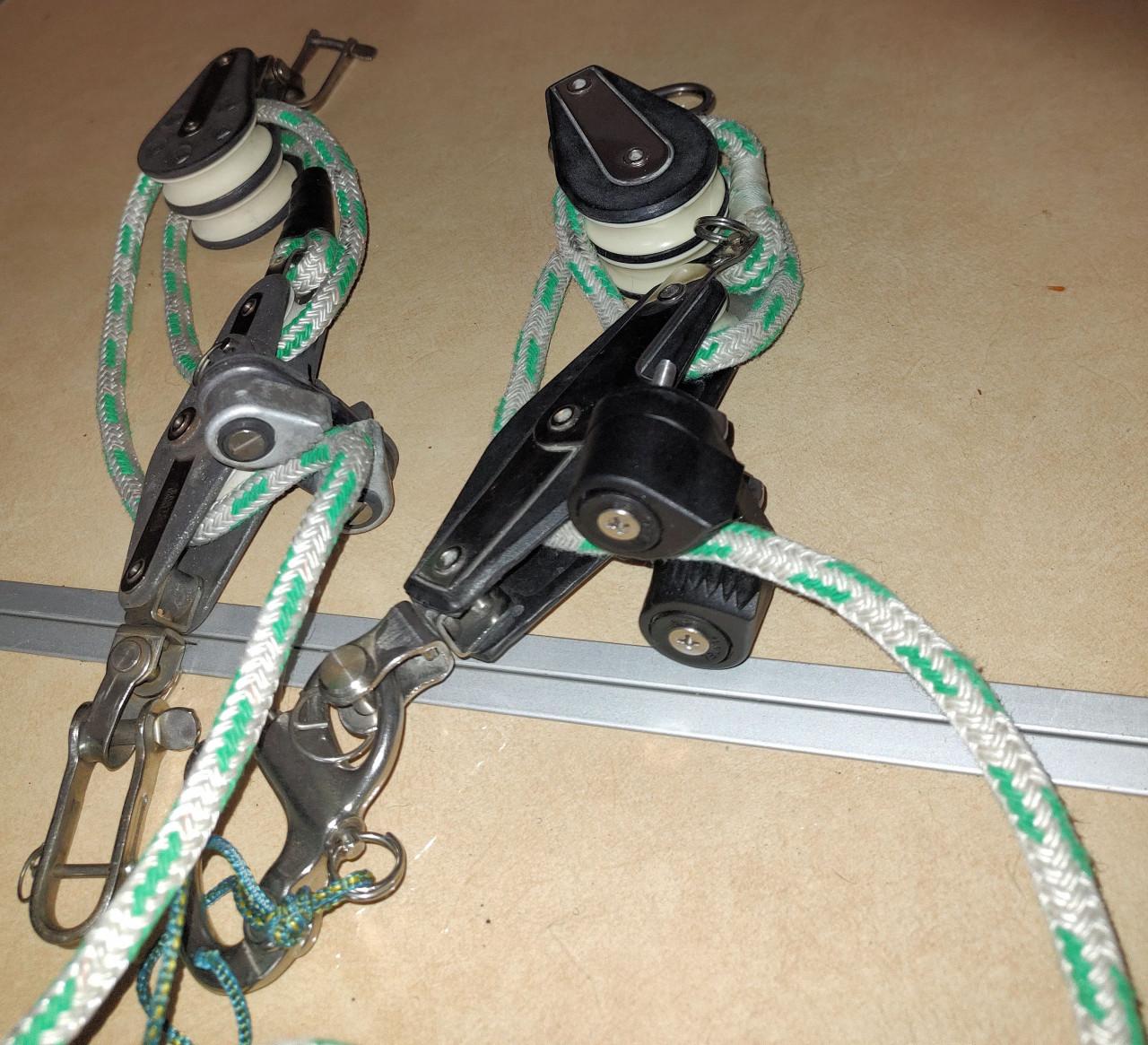 Te koop: 2x schoot of neerhaler katrol met klem