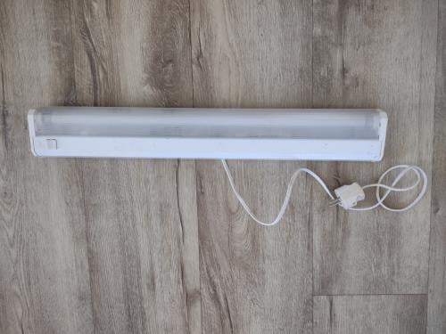 Mooie witte lichtbalk met knopje. Schuurlamp, werklamp wit.