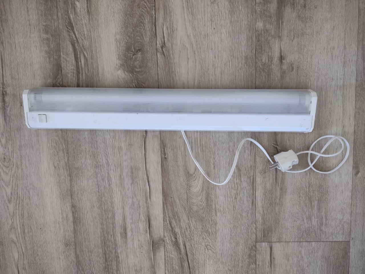 Mooie witte lichtbalk met knopje. Schuurlamp, werklamp wit.