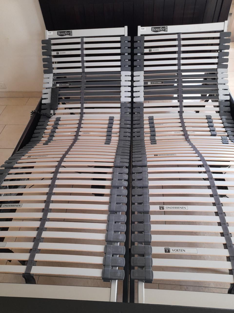 140 x 200 Bed met bossflex elektrisch verstelbare lattenbodems ( i.g.st. )