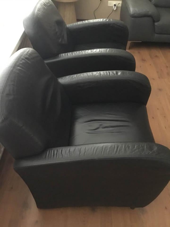 Te koop. 2 zwart leren fauteuils.  40 euro per stuk. Af te halen in Hulst