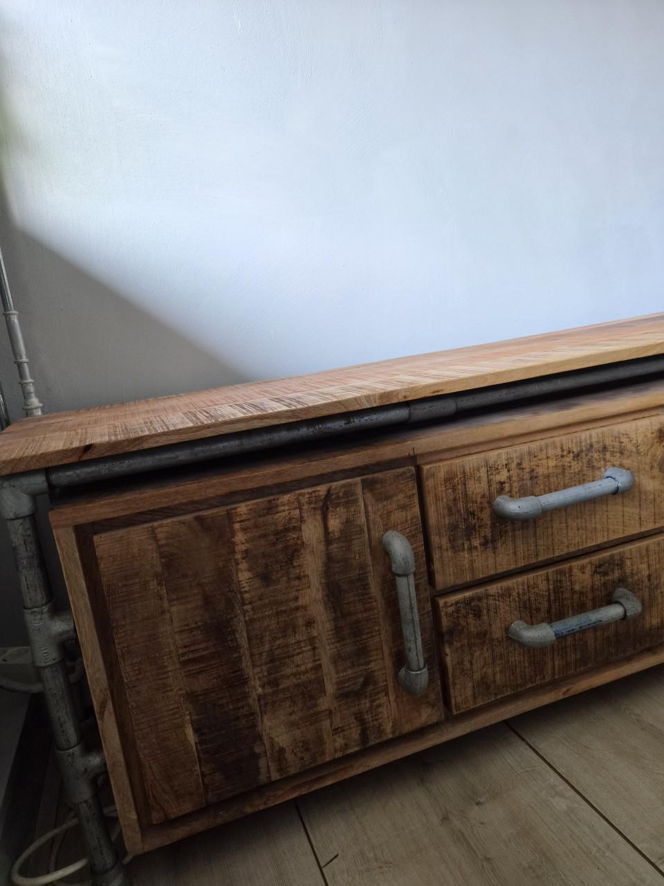 Industrieel kastje van mangohout met steigerbuizen, 149x40x52 cm