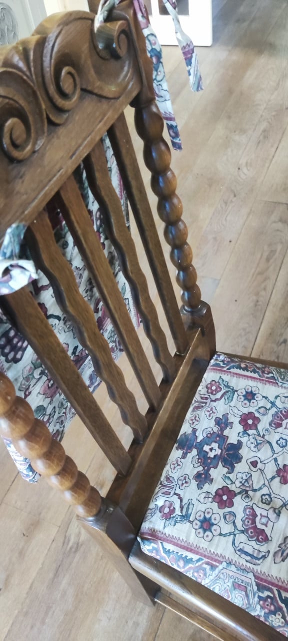 4 Spaanse stoelen met ronde tafel