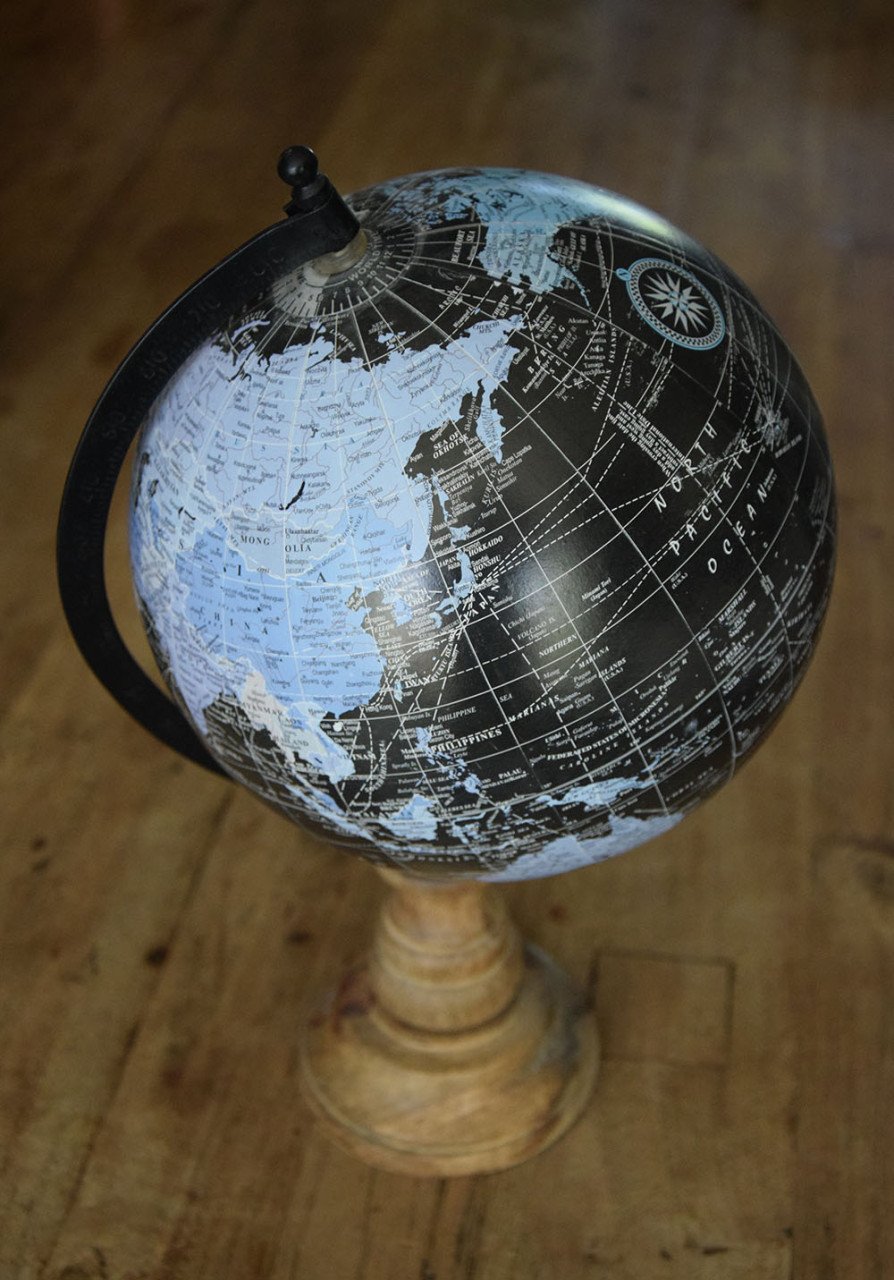 Wereldbol / Globe zwart met houten voet
