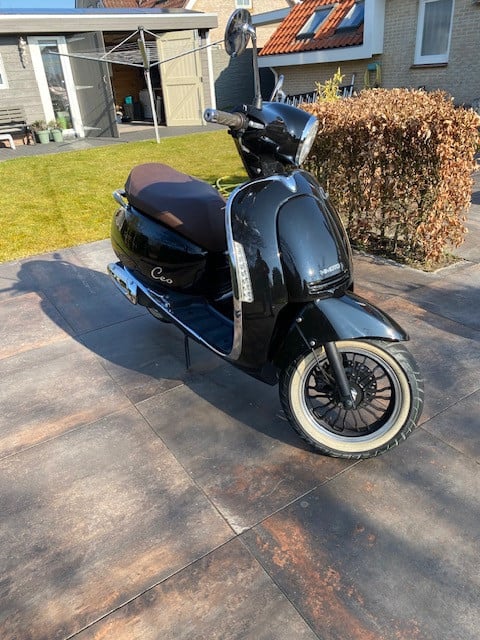 Motor scooter
