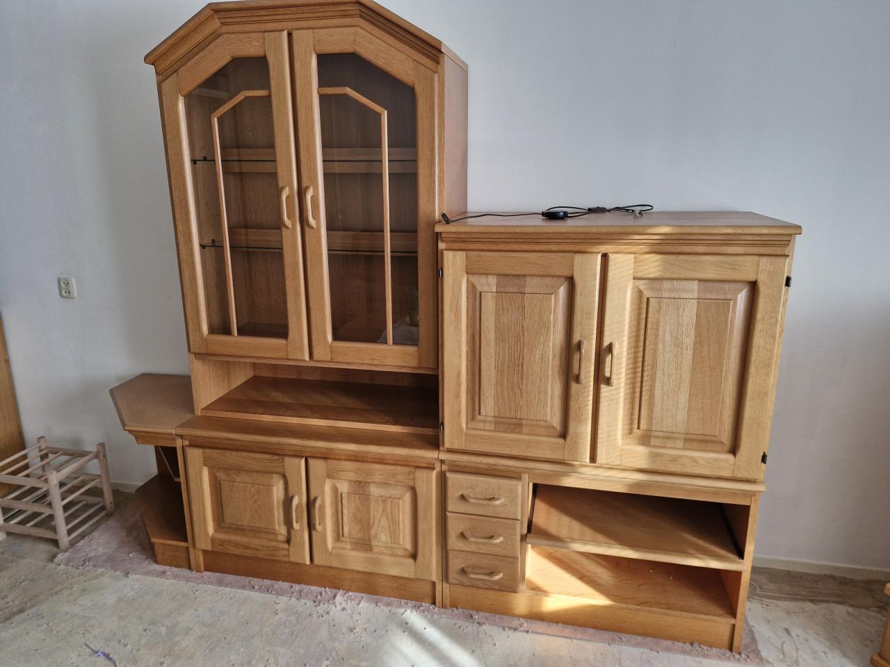 Gratis licht eiken wandkast