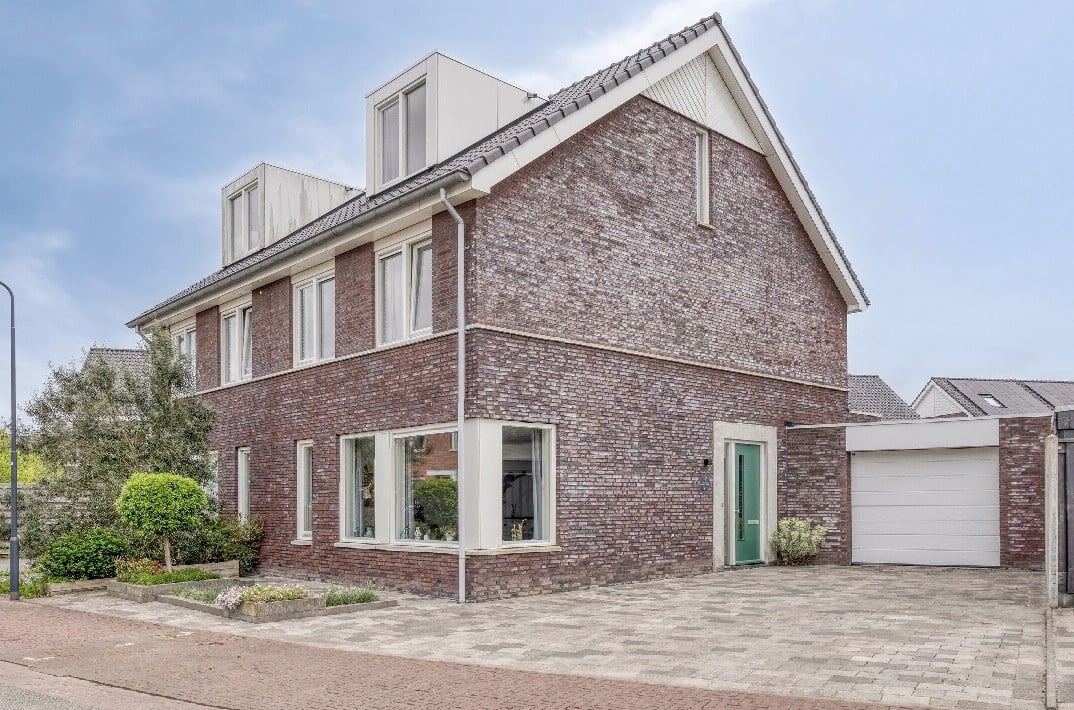 Instapklare twee onder een kap woning met garage in de Goese wijk Mannee