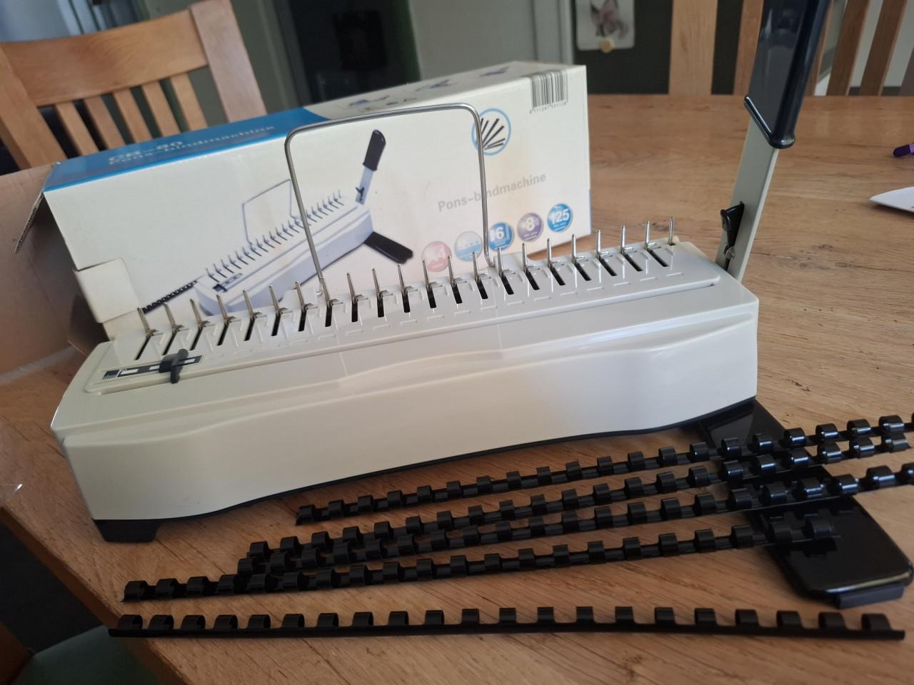 Pons- en bindmachine voor plastic bindruggen