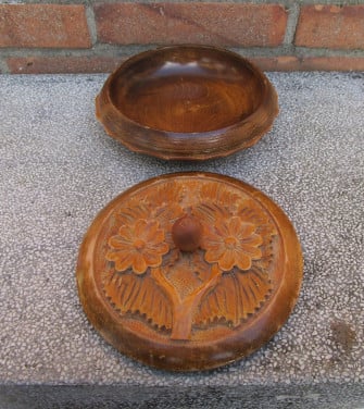 Mooi houten schaaltje met deksel.