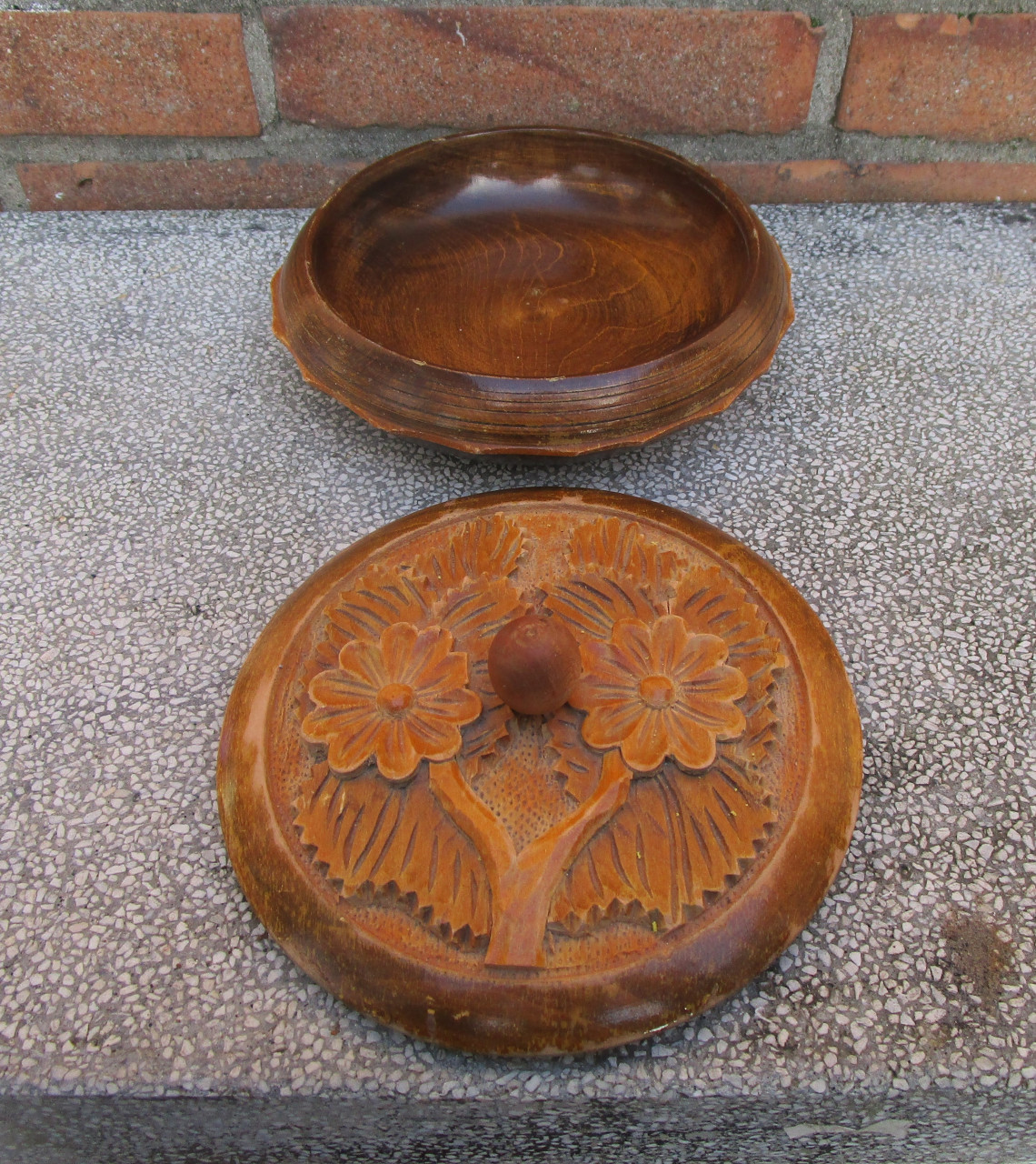 Mooi houten schaaltje met deksel.