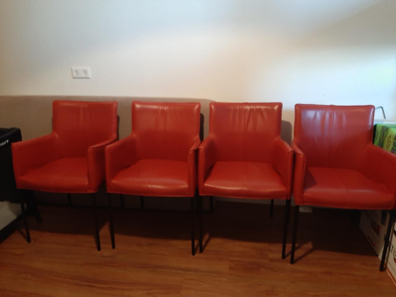 Eetstoelen van prachtig leer, 4 stuks voor 200 euro