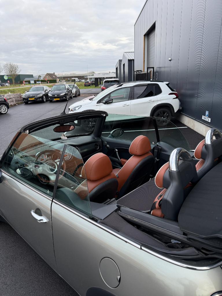 Mini Cooper Cabrio 1.6 - sidewalk
