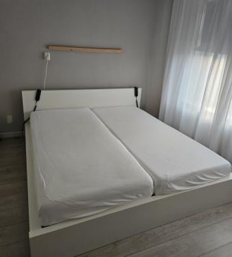 Tweepersoons bed te koop met elektrisch verstelbare lattenbodem.