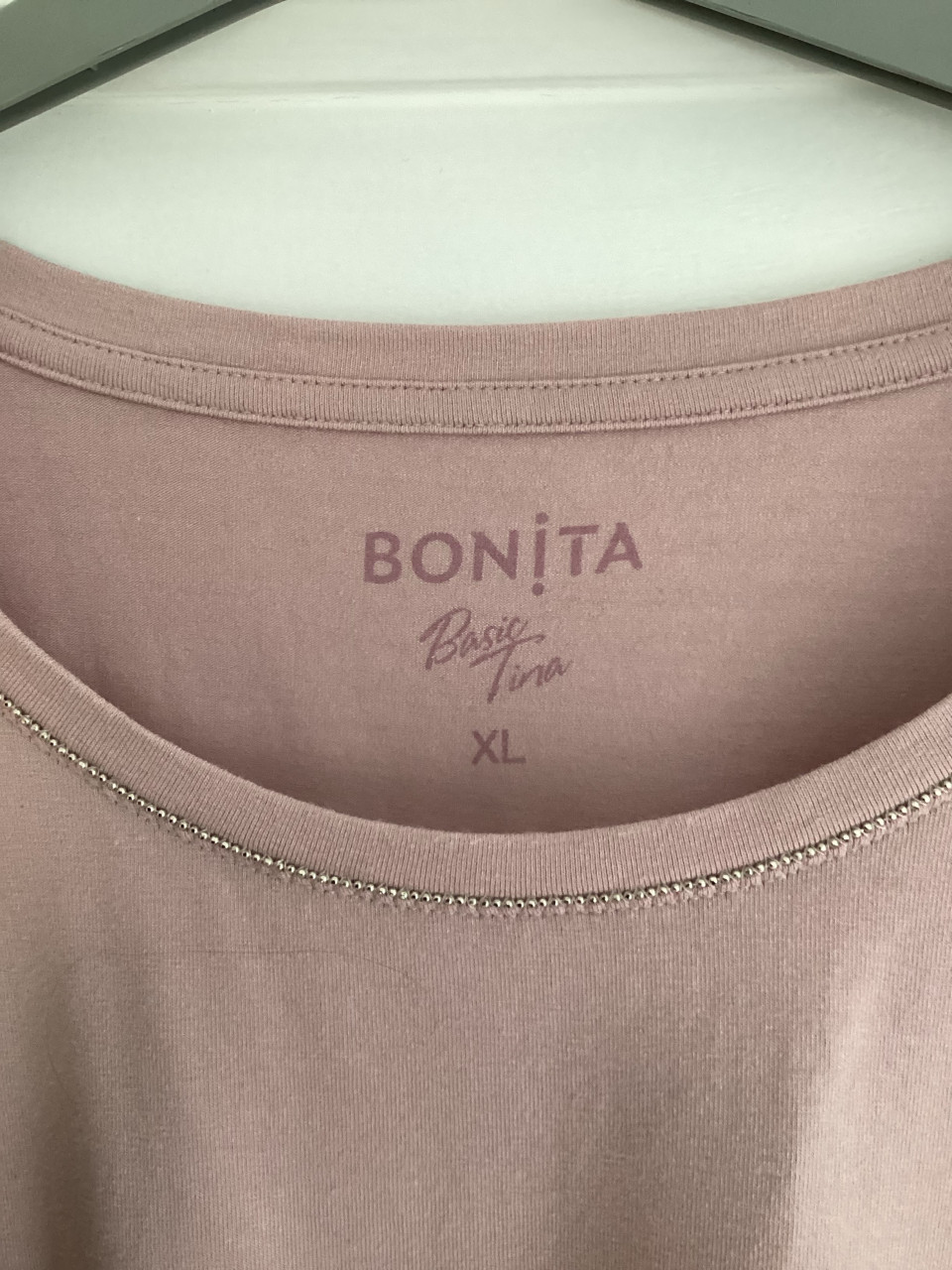 Licht roze shirt met steentjes rond de hals zgan maat xl