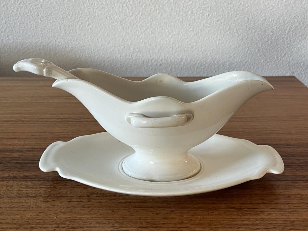 Maastrichts aardewerk Petrus Ragout en Société Céramique Maastricht.