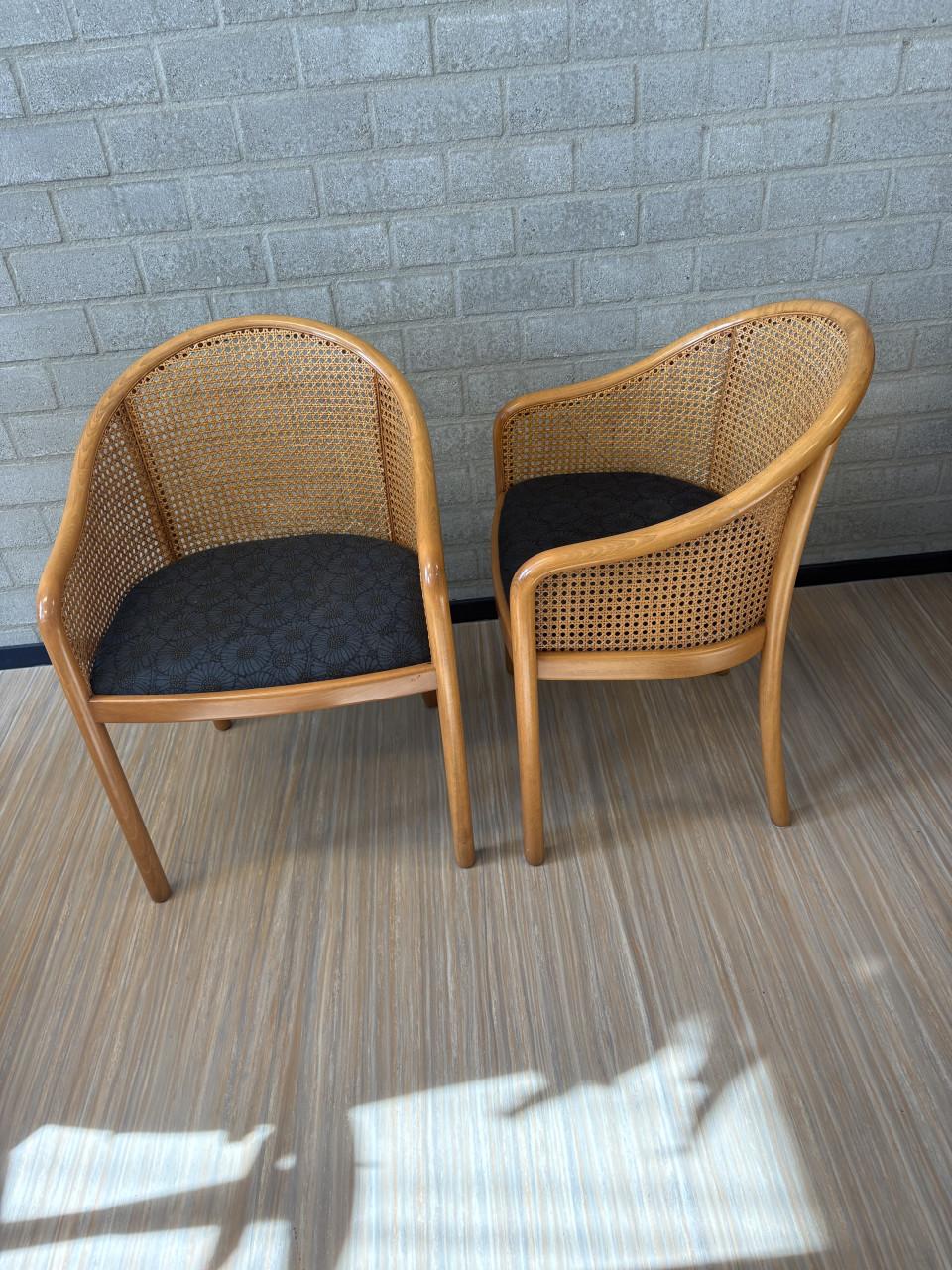 2 vintage beukenhouten armstoeltjes met fijn gevlochten webbing-rugleuning