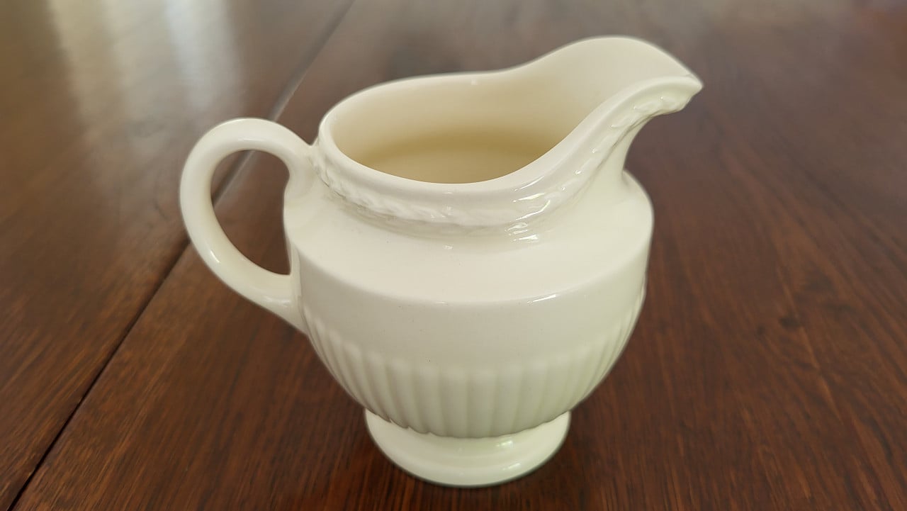 Wedgwood Edme melkkannetje h 10 cm