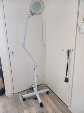 Loeplamp met verlichting op wielen