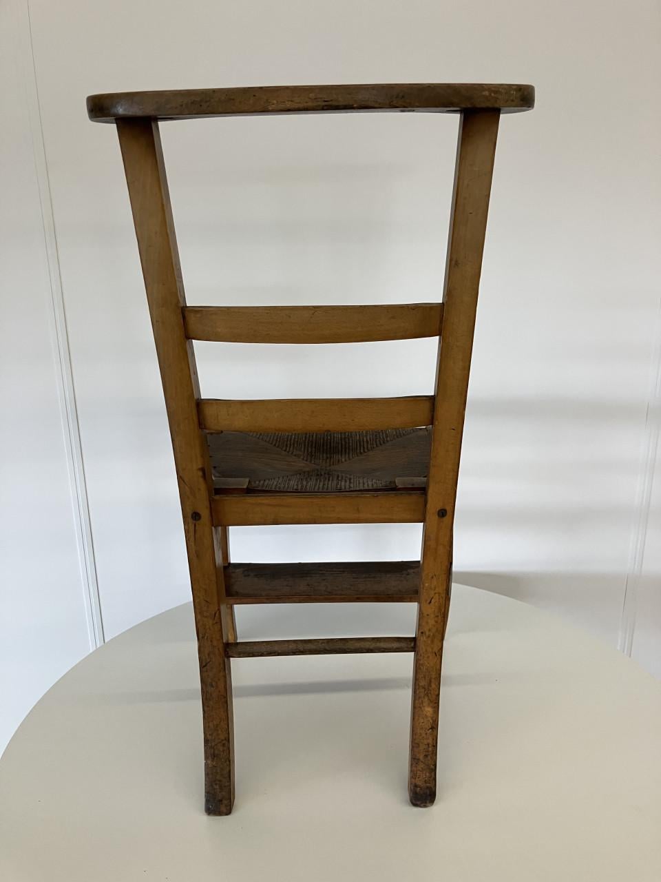 Oude, authentieke houten ladderback‑stoel