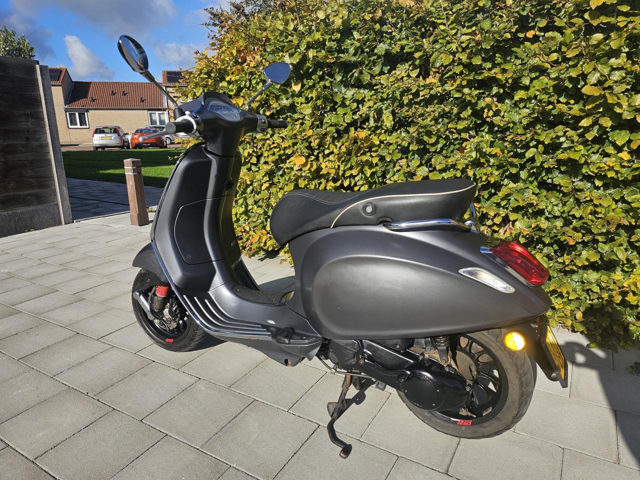 Zeldzame Vespa Sprint 2takt bj 2017 met maar 11000 km