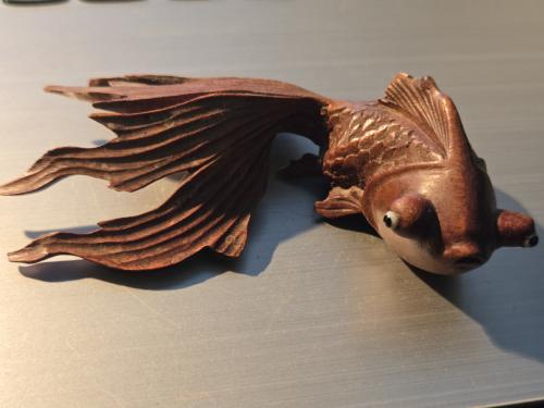 Handgesneden houten sculptuur van een goudvis of sluierstaart 10x6x4 cm