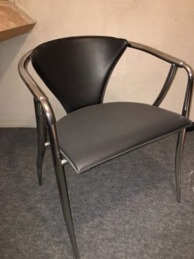 2 (Kamer- of keuken-)stoelen