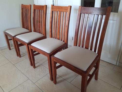 4 Mooie stevige stoelen (in goede nette staat)