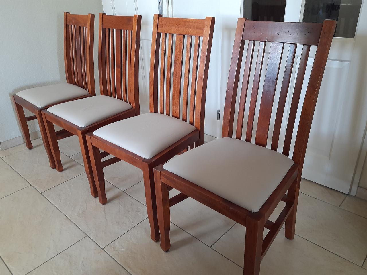 4 Mooie stevige stoelen (in goede nette staat)