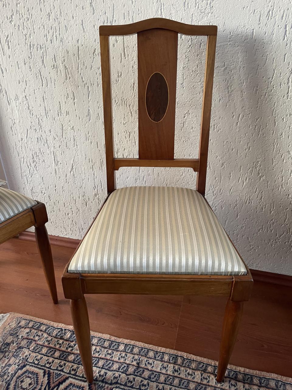 2 antieke stoelen met hout inleg in rugleuning