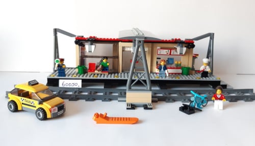 Lego City treinstation 60050: met taxi en 5 minifiguren