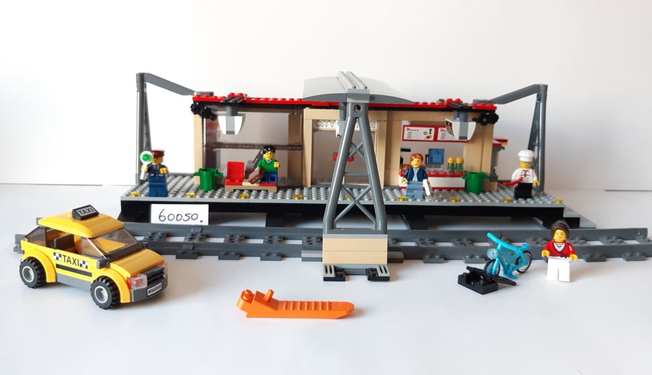 Lego City treinstation 60050: met taxi en 5 minifiguren