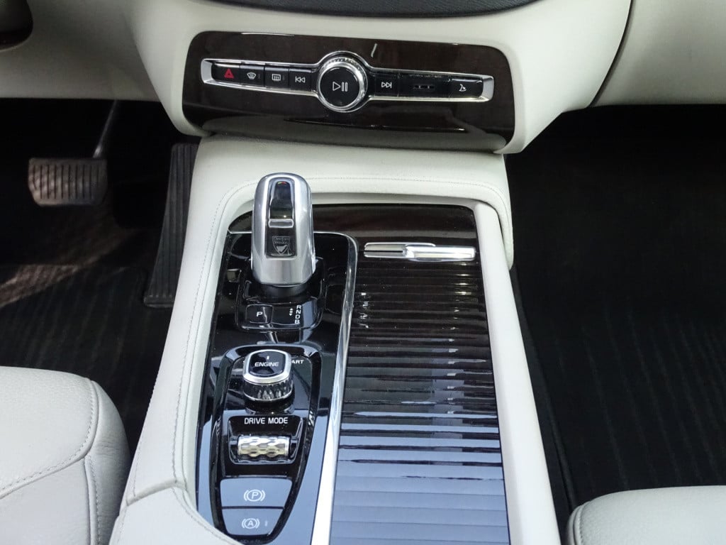 Volvo XC90 2.0 t8 twin engine awd momentum 7-pers | pano