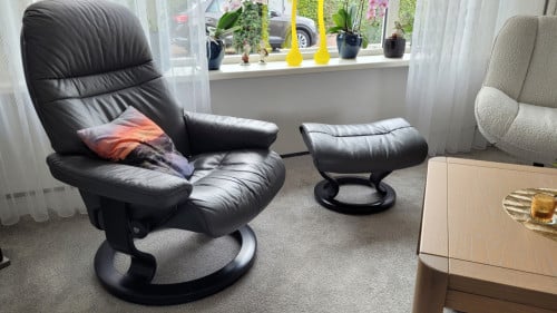 2 lederen StressLess fauteuils,