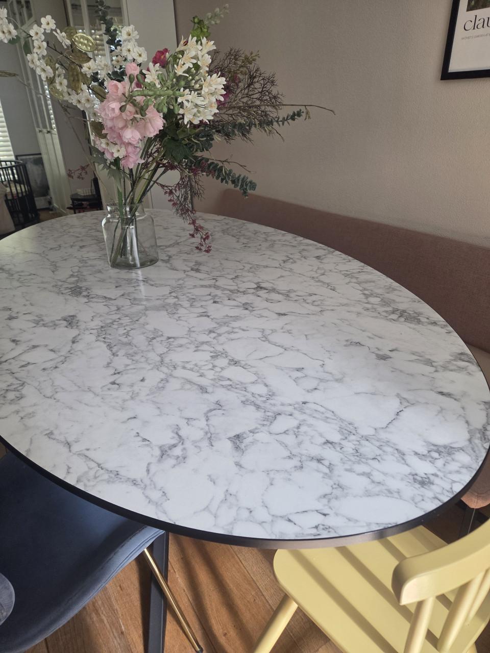 Eettafel met marmerlook tafelblad
