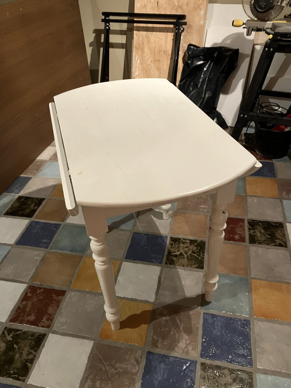 Tafel, 2 stoelen en 2 krukken