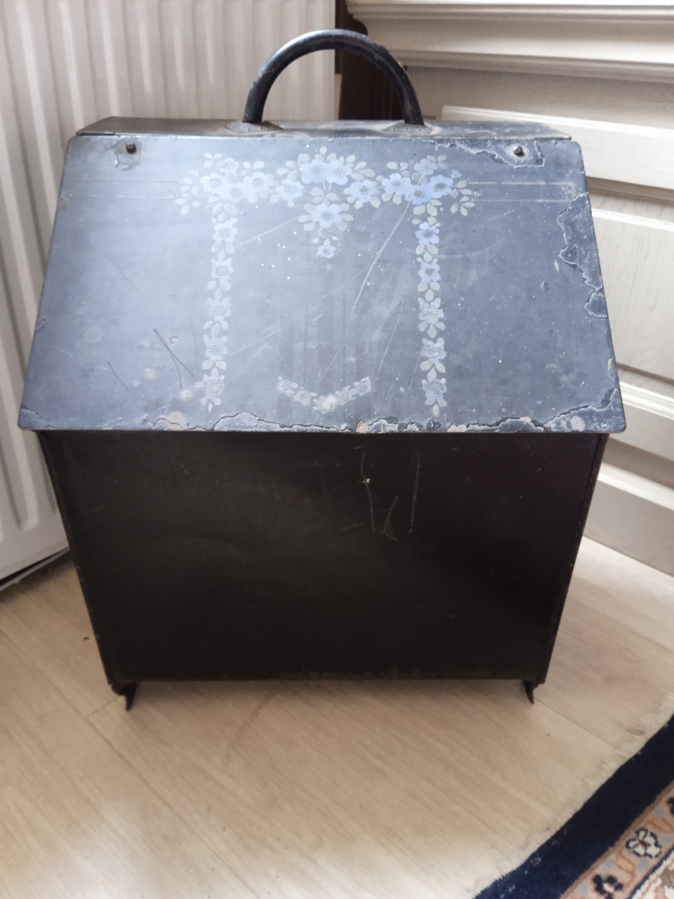 Metalen kolenbak op poten