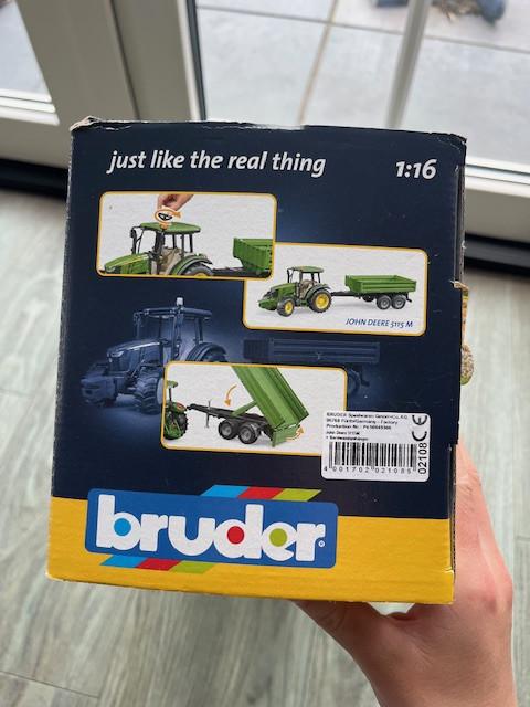 Bruder John Deere 5115 M met kar