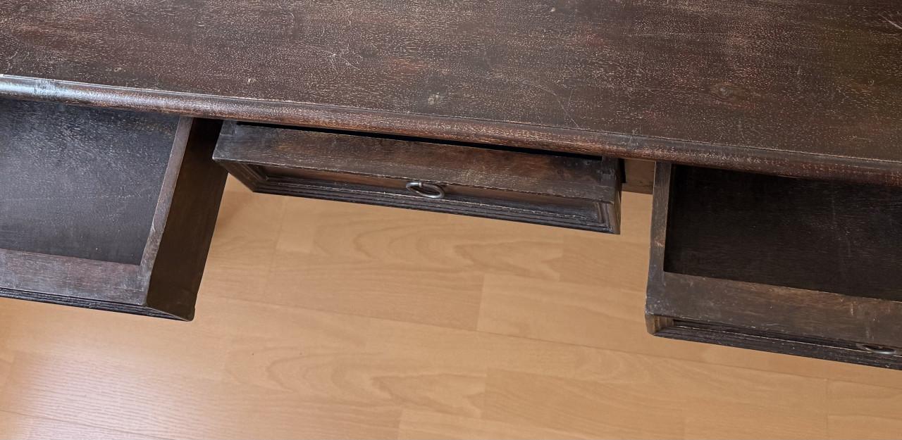 Mooi Massieve Side table, 3 lades, gedraaide pootjes, massief Mahoniehout.