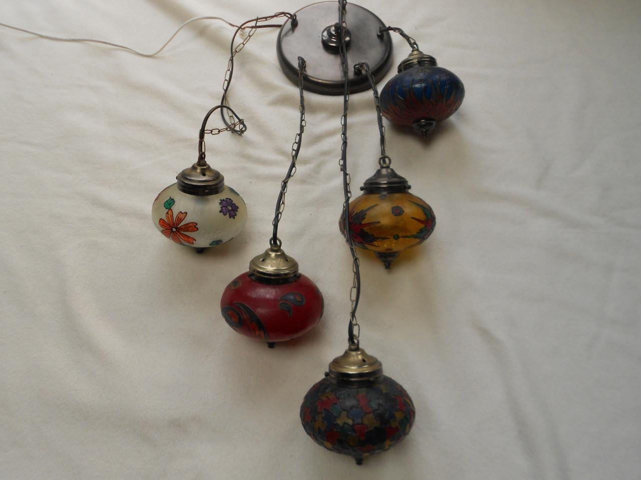 Vintage hanglamp met 5 gekleurde glazen bollen.
