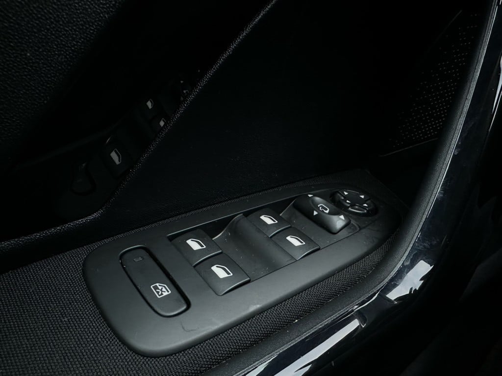 Peugeot 208 1.2t première // automaat //