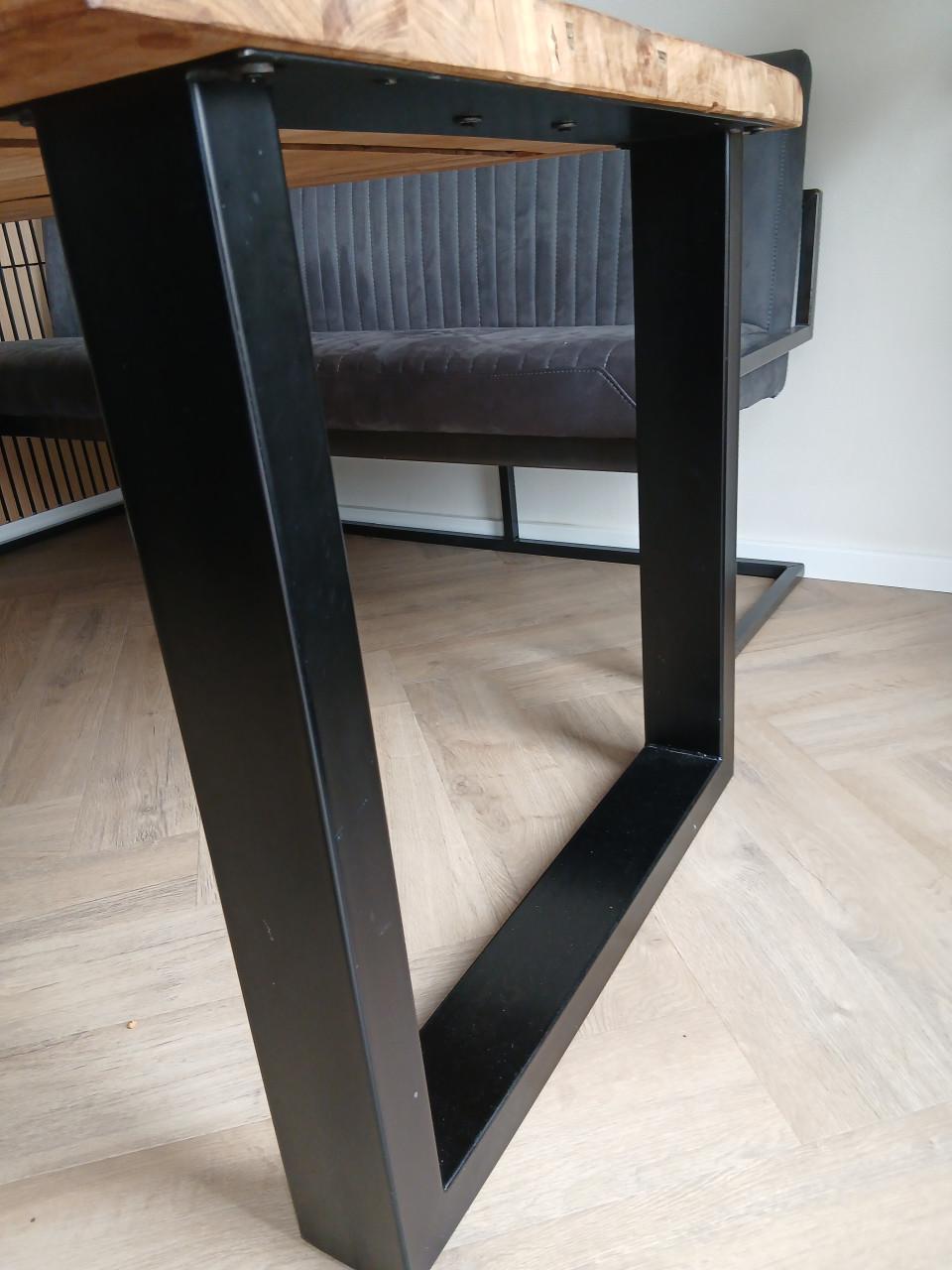 Eetkamertafel met robuust acacia hout blad