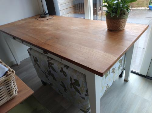 Teakhouten eetkamertafel voorzien van 2 lades